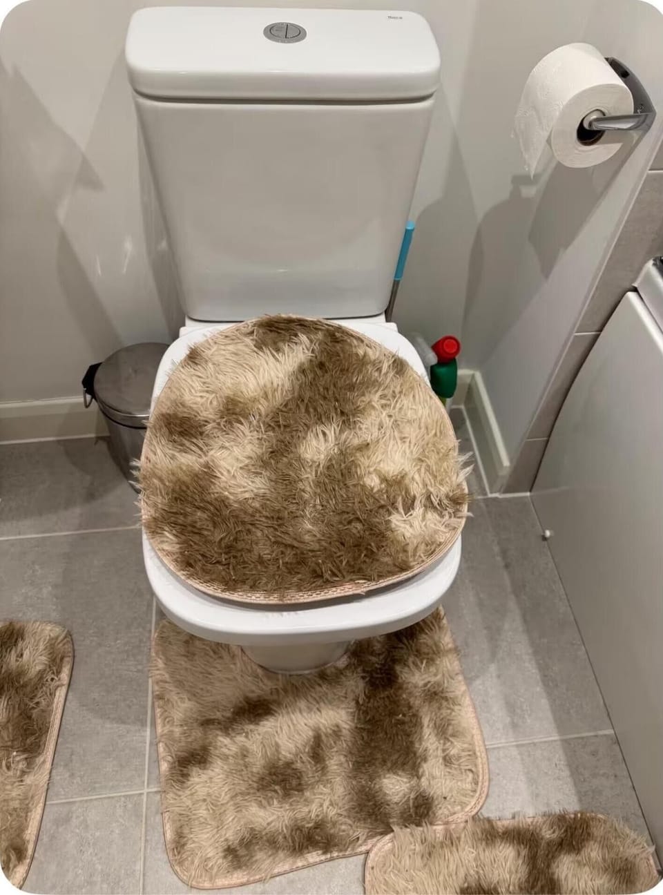 Combined shower/tub, deep soaking tub, towels