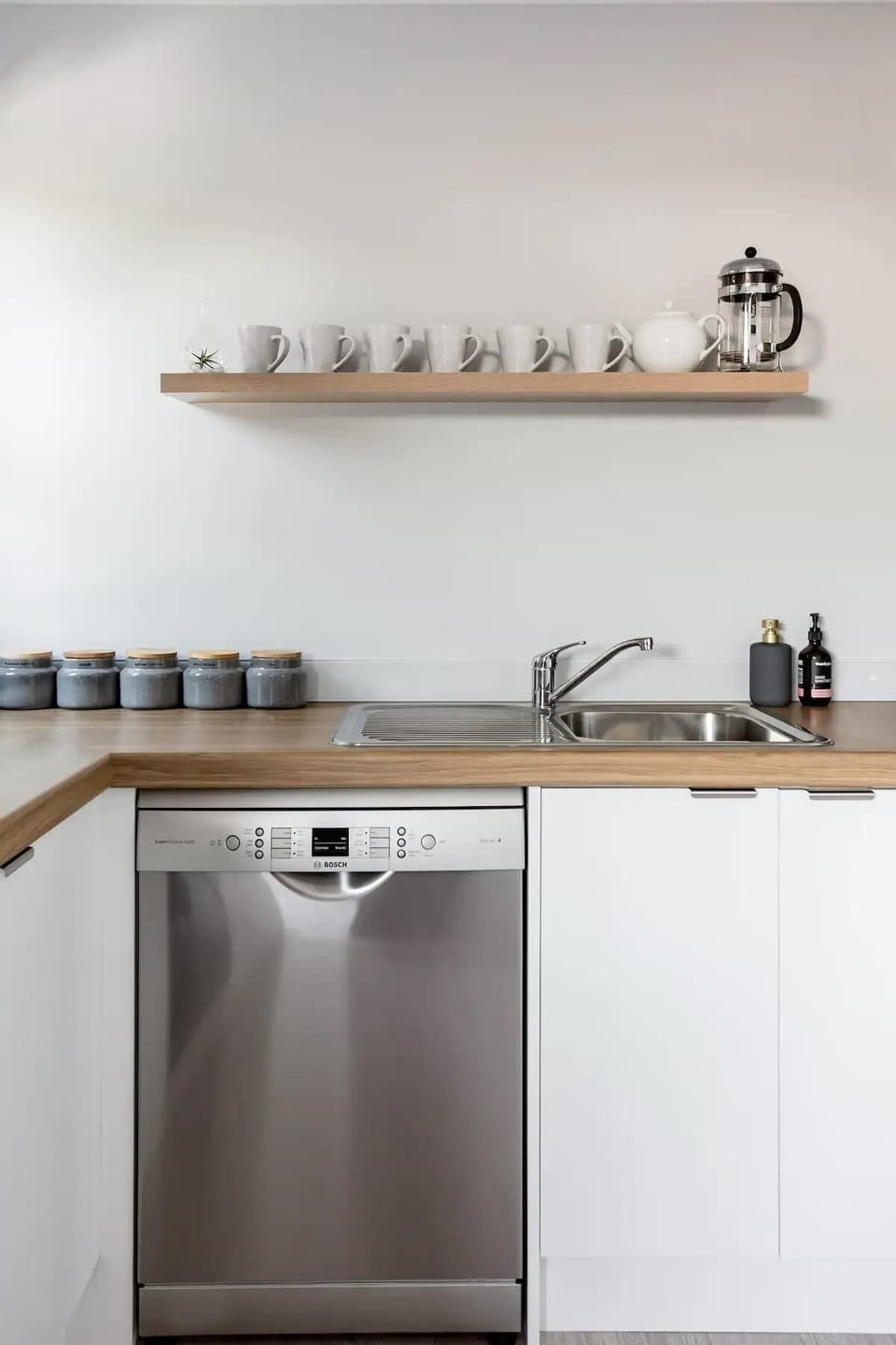 Well equipped kitchen with dishwasher