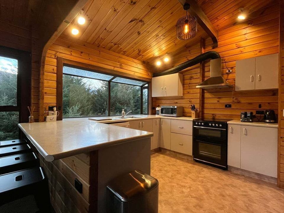 Fully equipped kitchen with breakfast bar