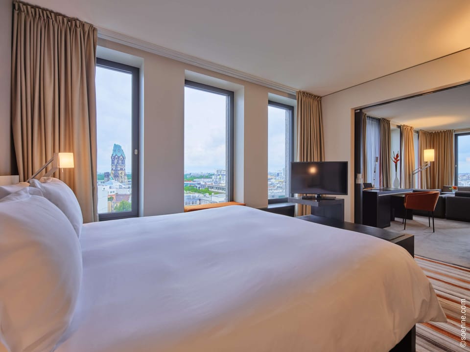 Deluxe Suite, 1 King Bed | Egyptian cotton sheets, premium bedding, in-room safe, desk