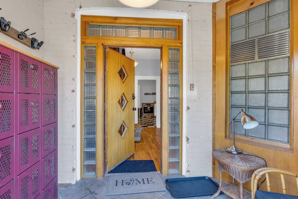 Downtown Brown
•Historic Charm