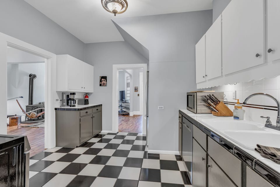 Kitchen
•Dishwasher
•Microwave