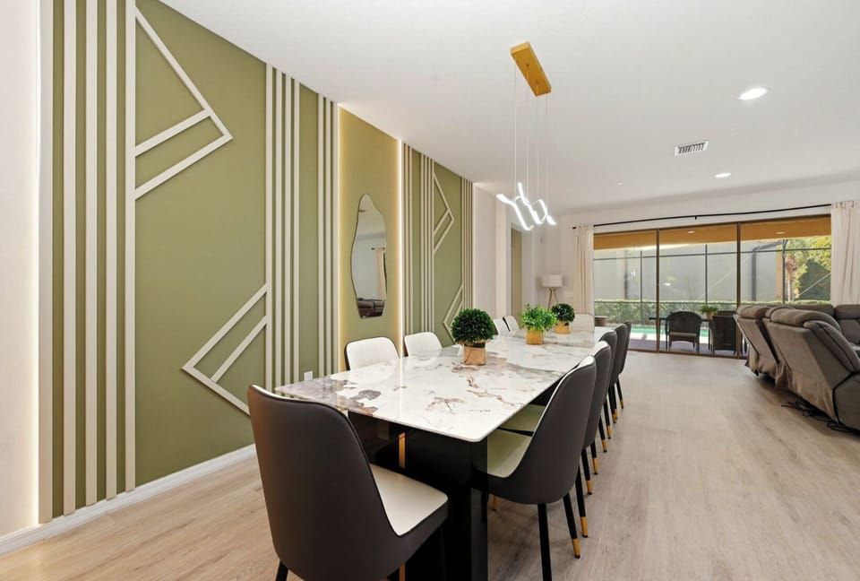 Dining Room: Elegant dining for gatherings with a stunning view and modern flair!