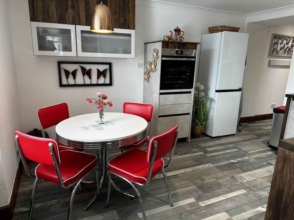 Traditional Cottage, Ensuite, Canal View (Self Catering Home) | Shared kitchen