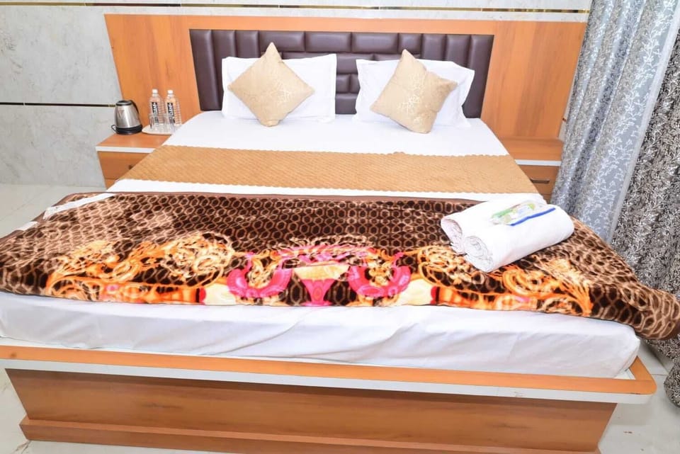 Deluxe Double Room | Desk, laptop workspace, soundproofing, iron/ironing board