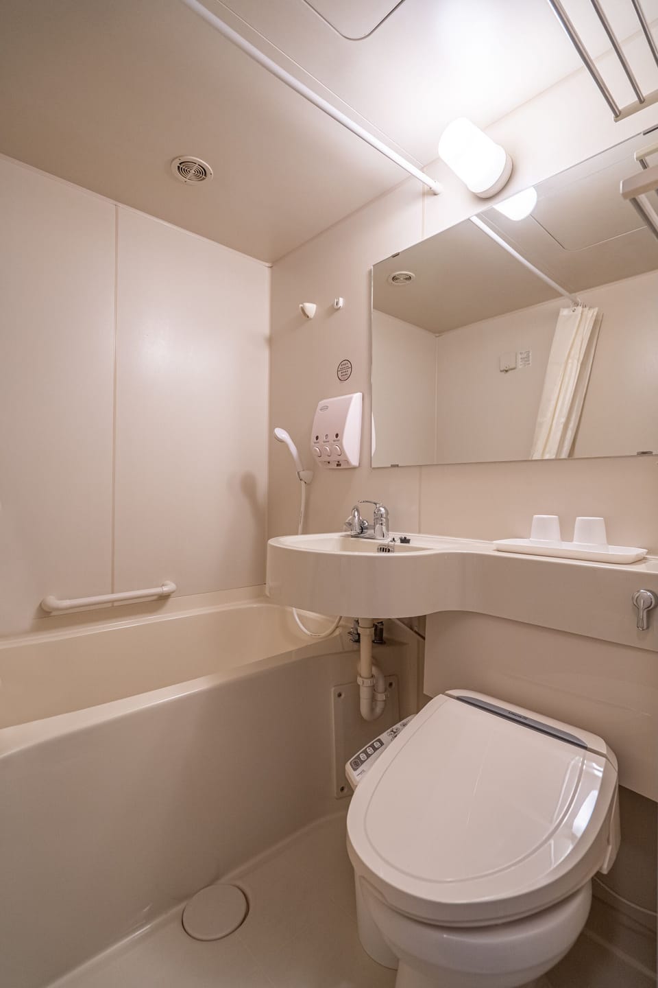 Mini Double Room, Non-Smoking | Bathroom | Combined shower/tub, free toiletries, hair dryer, towels