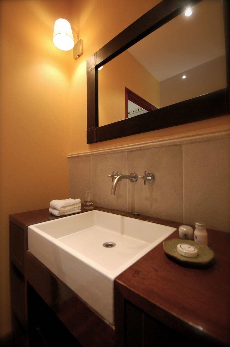 Gallery Room (vista galeria) | Bathroom | Combined shower/tub, rainfall showerhead, hair dryer, bathrobes