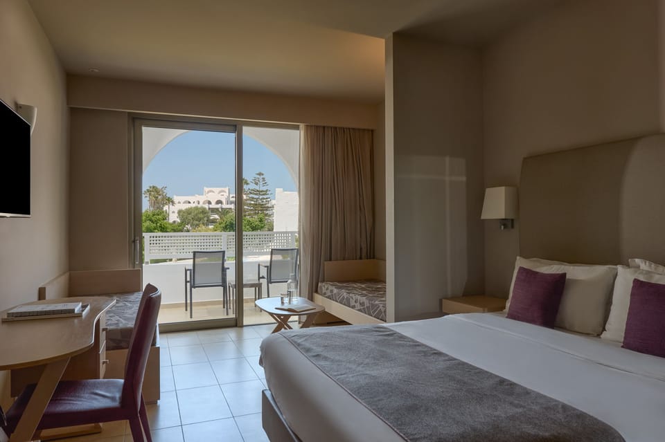 Family Room Inland View | Open Plan | Minibar, WiFi, bed sheets