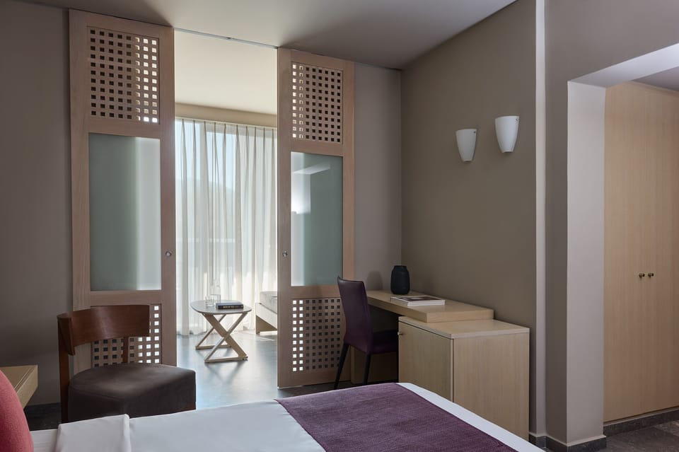 Superior Family Room Sliding Doors Inland View | Minibar, WiFi, bed sheets