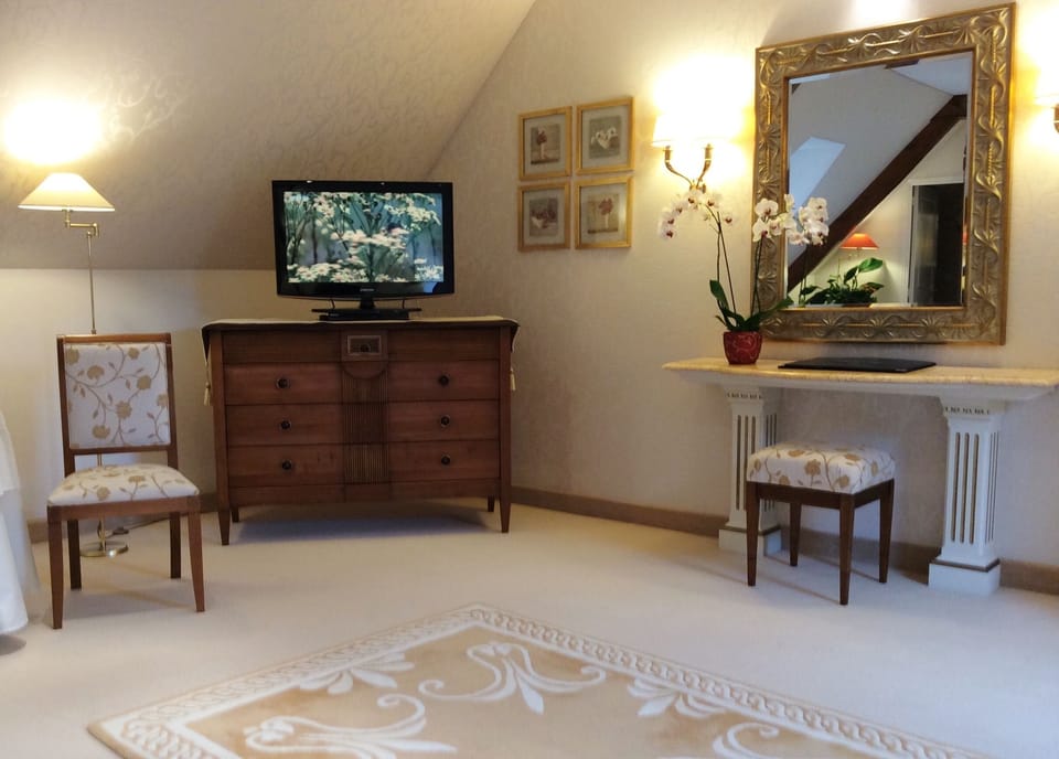 Luxury Double Room | Living area | Flat-screen TV