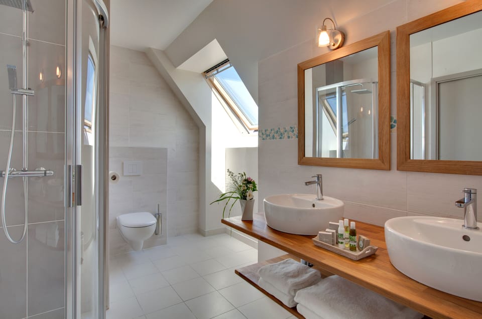 Superior Quadruple Room, Located in both Villa Madile or Villa Ramade | Bathroom | Free toiletries, hair dryer, towels