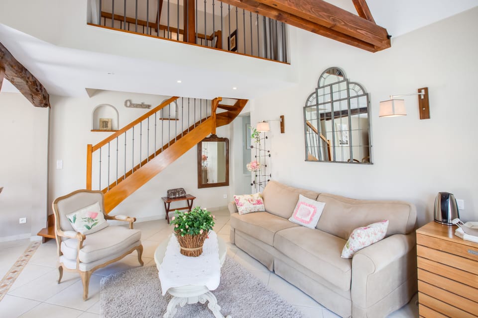 Duplex (Chambre familiale en duplex) | Living area | 32-inch TV with digital channels
