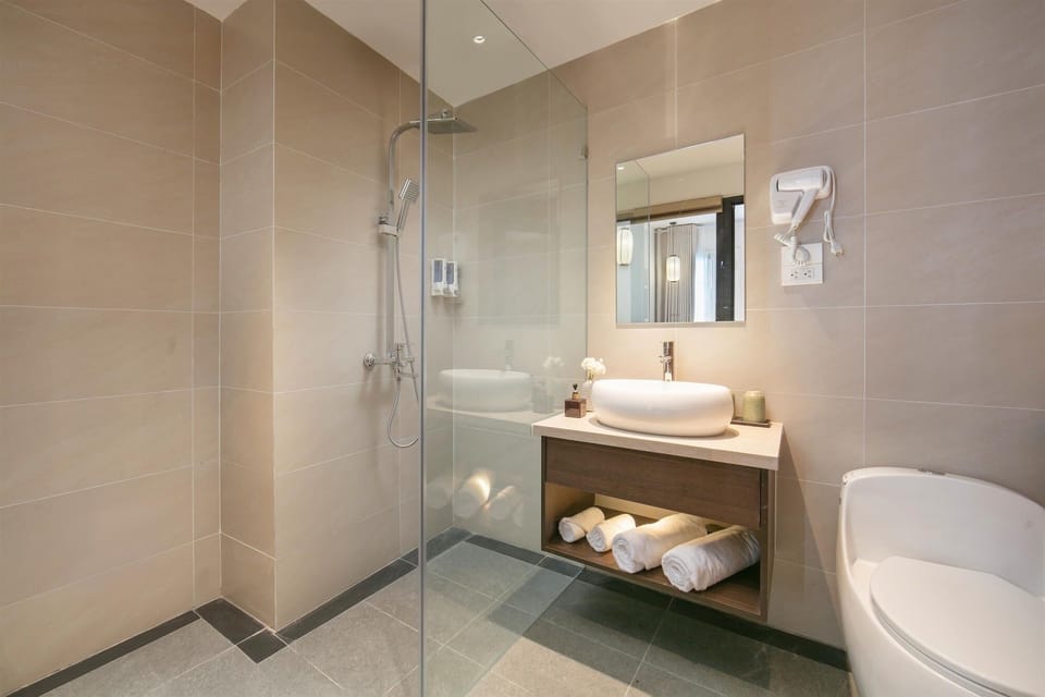 Junior Suite, City View | Bathroom | Shower, hair dryer, slippers, towels