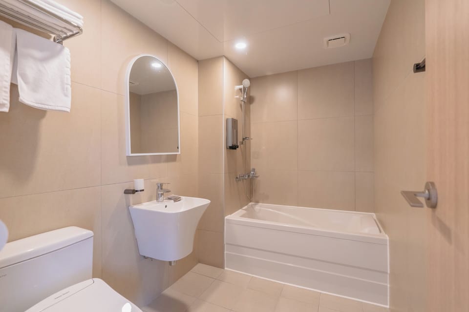 Royal Room | Bathroom | Hair dryer, towels, soap, shampoo