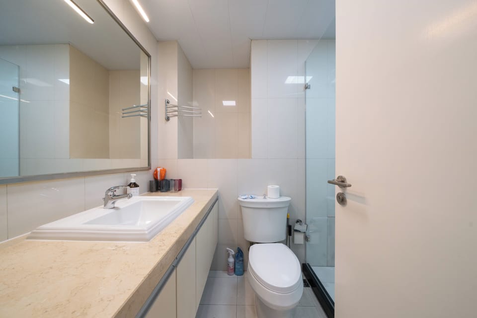 Panoramic Studio Suite, Multiple Beds, Kitchen, City View | Bathroom | Towels, shampoo, toilet paper