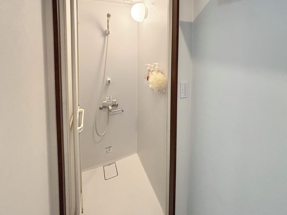 Classic Twin Room, Non Smoking | Bathroom | Shower, hair dryer, slippers, towels
