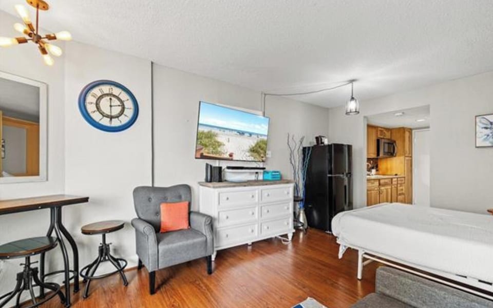 Exclusive Studio, Multiple Beds, Ocean View | In-room dining