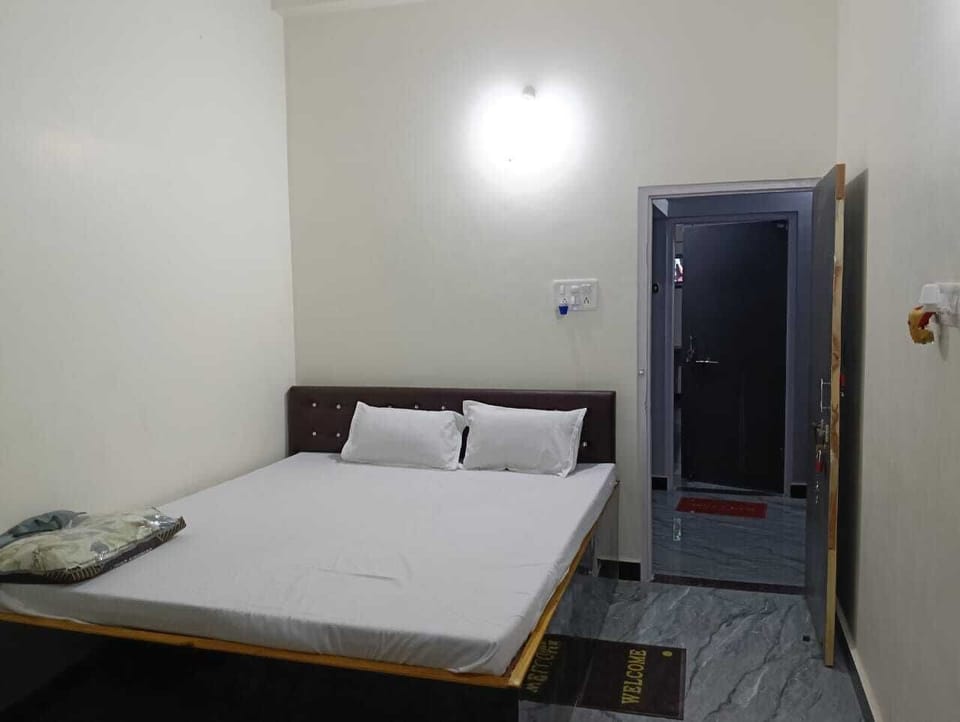 Deluxe Room | Rollaway beds (surcharge), bed sheets