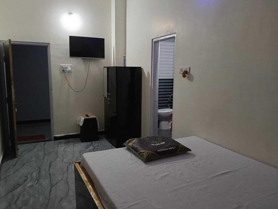 Deluxe Room | Rollaway beds (surcharge), bed sheets