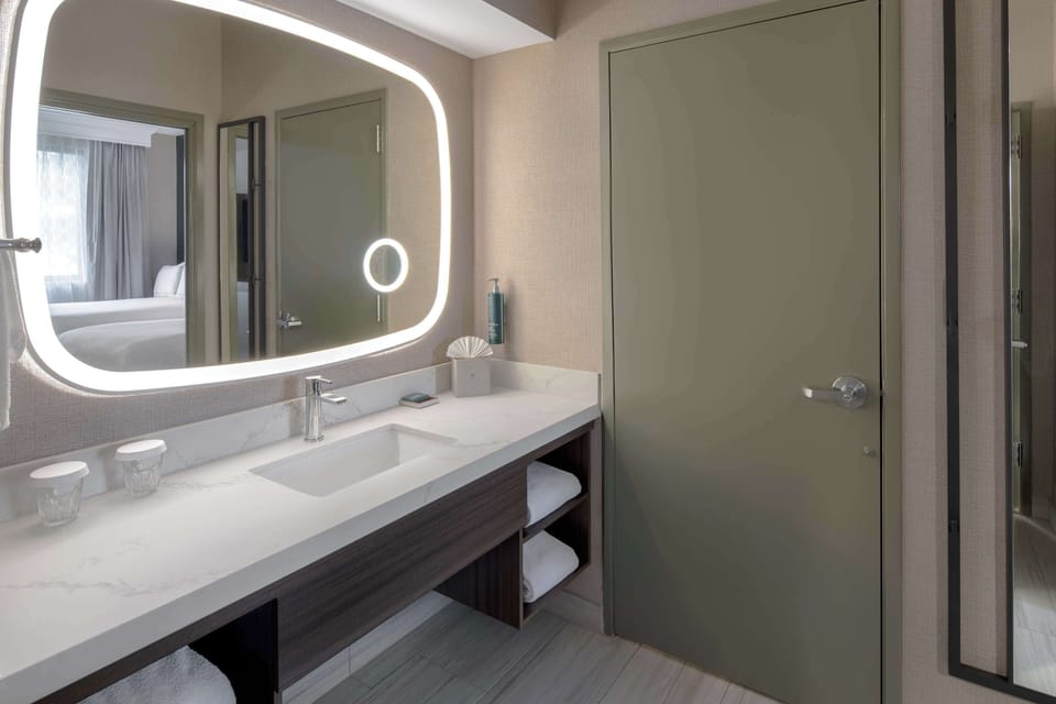 Combined shower/tub, free toiletries, hair dryer, towels