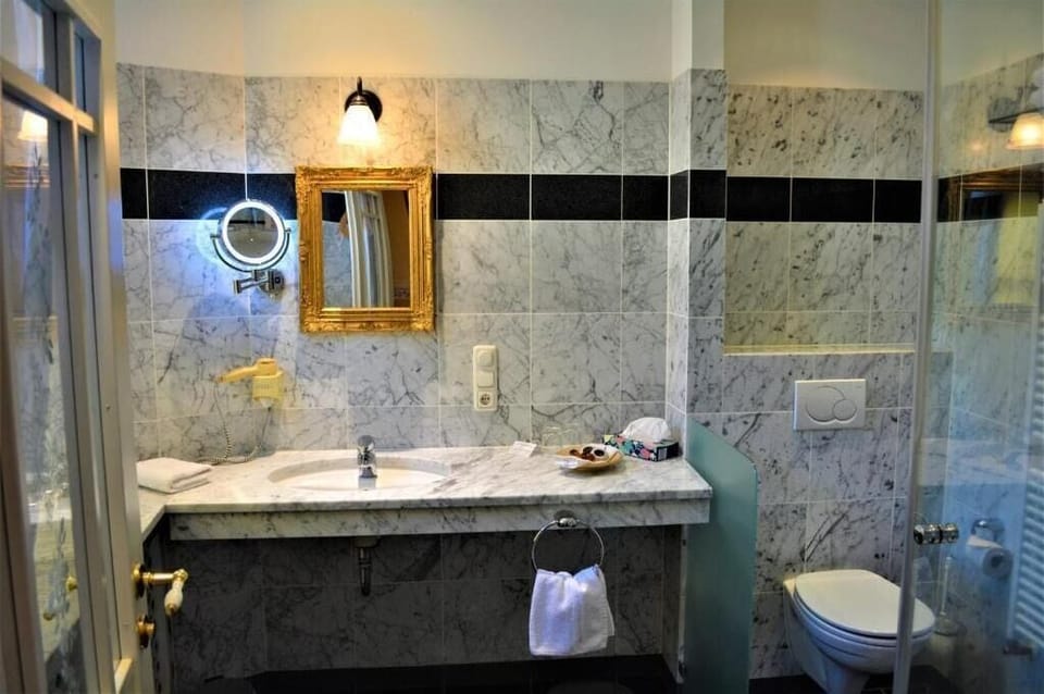Double Room, City View | Bathroom