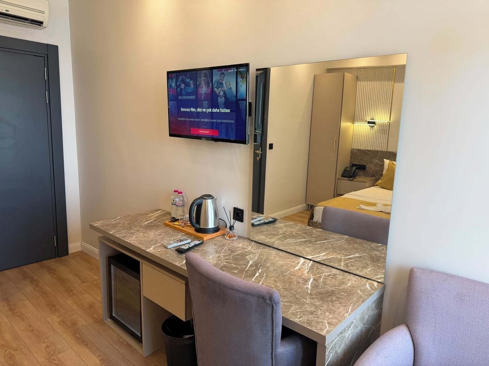 Basic Room | Desk, laptop workspace, blackout drapes, soundproofing