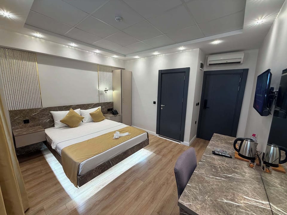 Basic Room | Desk, laptop workspace, blackout drapes, soundproofing