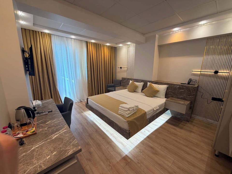 Luxury Double Room, Balcony, Sea View | Desk, laptop workspace, blackout drapes, soundproofing