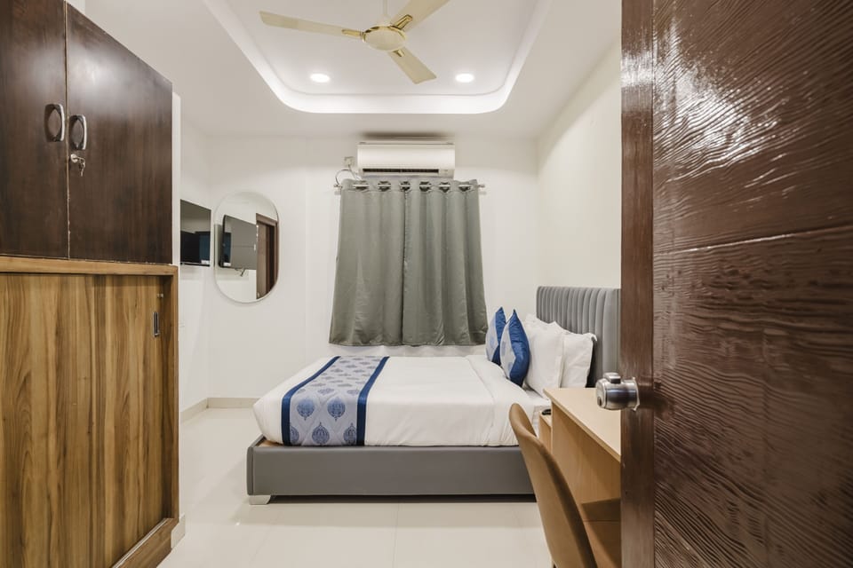 Desk, WiFi (free), bed sheets