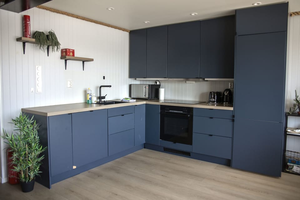 Fully equipped kitchen with microwave, toaster and hot water boiler