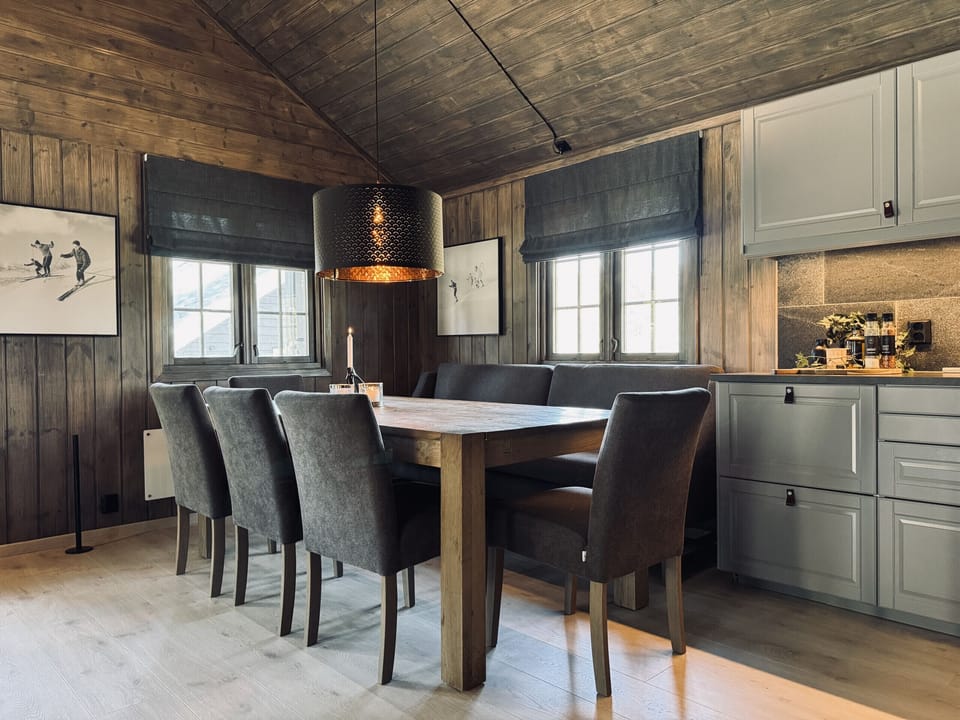 Dining table for 10 – great for shared meals and game nights