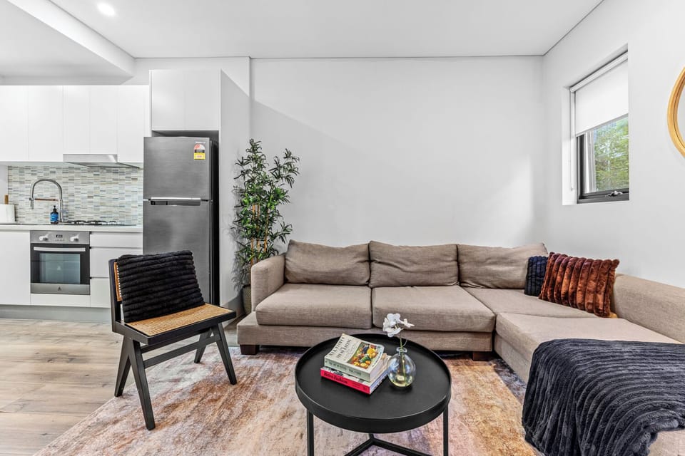 Deluxe Apartment, 1 Queen Bed, Lanai | Living area