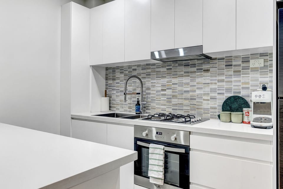 Deluxe Apartment, 1 Queen Bed, Lanai | Private kitchen
