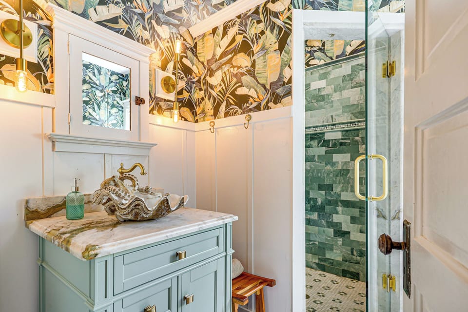 Full Bathroom | Towels & Linens Provided