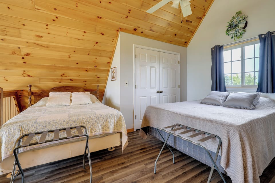 Bedroom (Loft) | Queen Bed | Full Bed | 2nd Floor