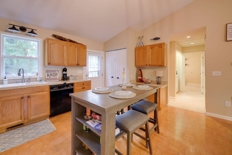 Dining Area | Dishes & Flatware Provided