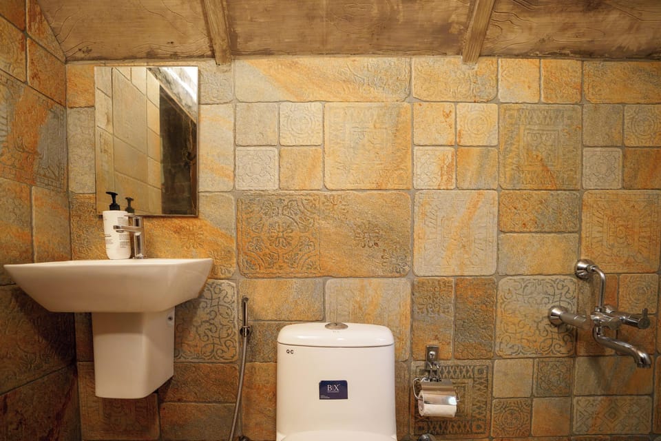 Deluxe Room, Balcony | Bathroom | Shower, towels, soap, shampoo