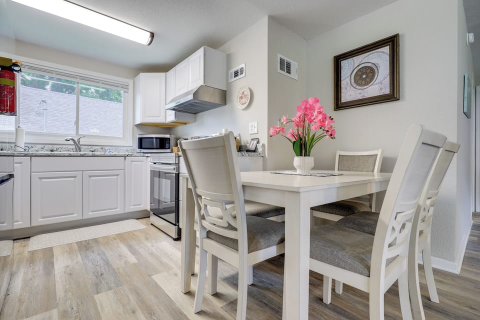 Kitchen & Dining Area