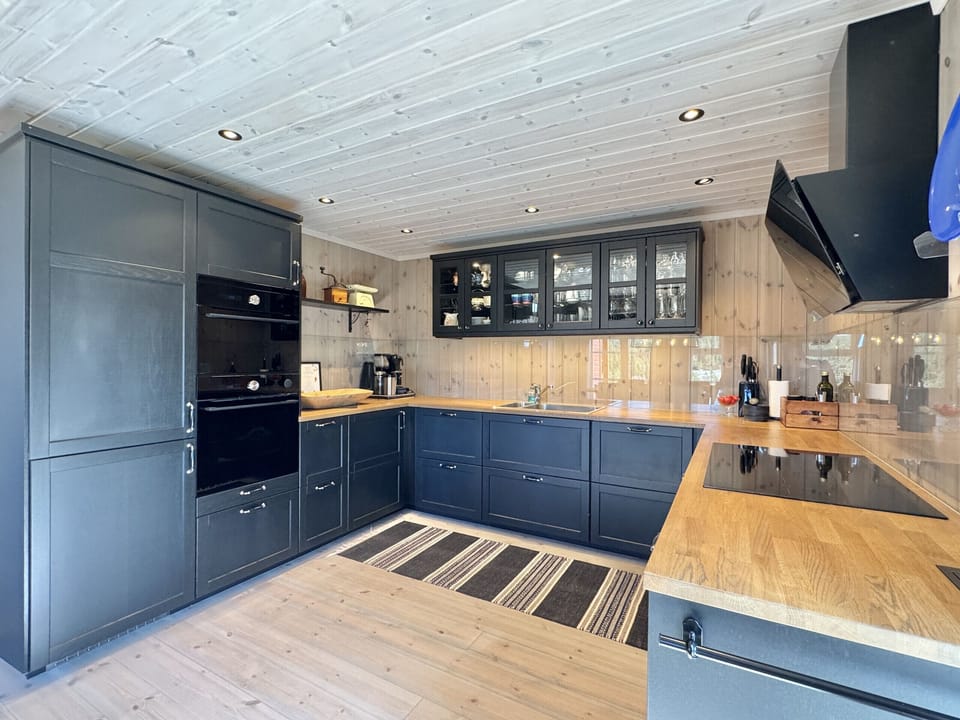 Large kitchen with everything you need to prepare meals