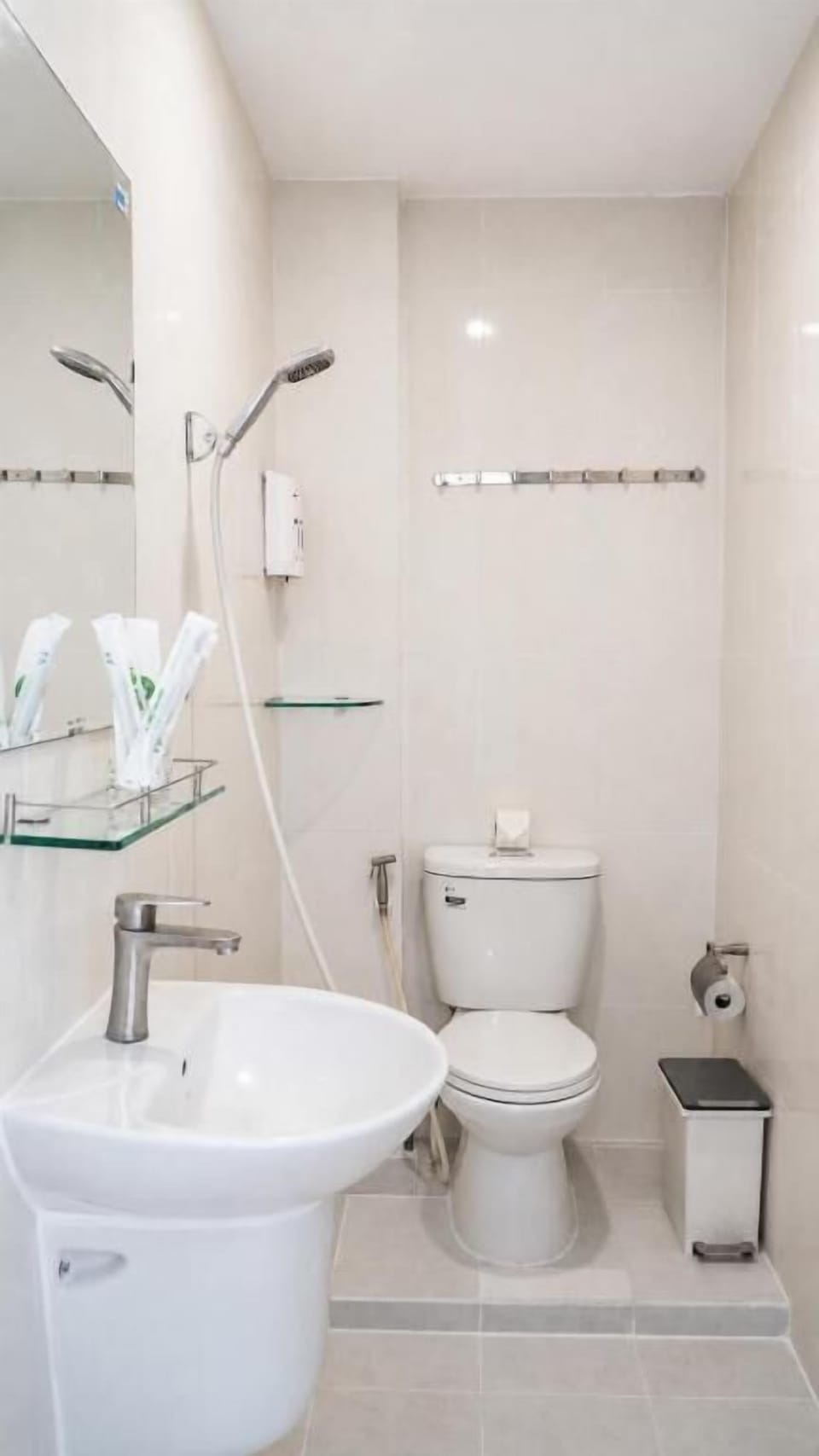 Deluxe Room, City View | Bathroom | Shower, hair dryer, slippers, towels