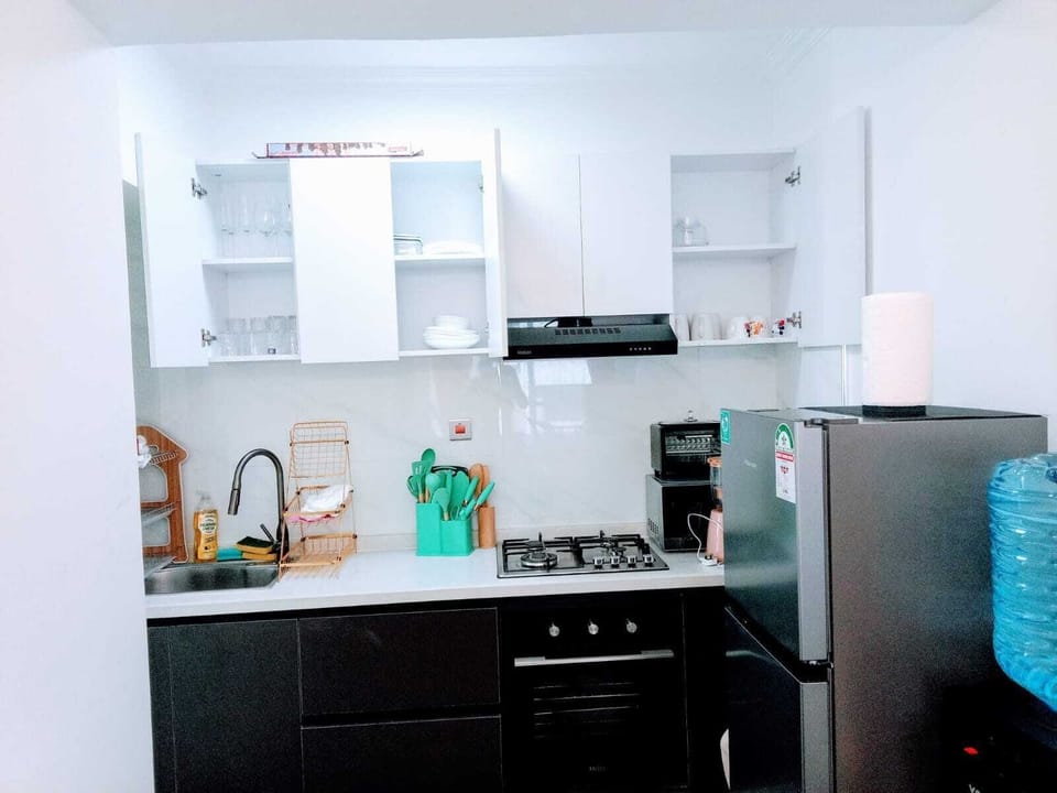 Classic Apartment, Balcony, City View | Private kitchen | Coffee/tea maker, microwave, oven, stovetop