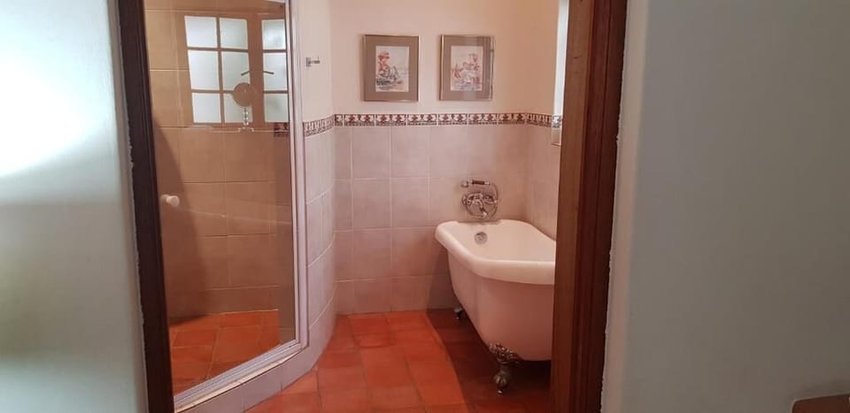Deluxe Triple Room, Garden View | Bathroom | Separate tub and shower, free toiletries, hair dryer, towels