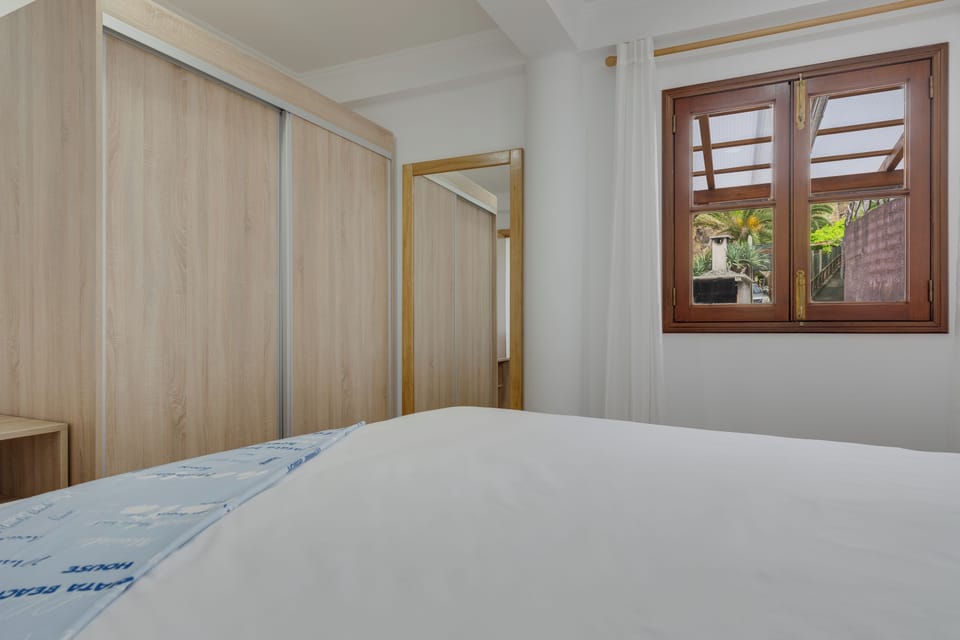 Iron/ironing board, WiFi (free)