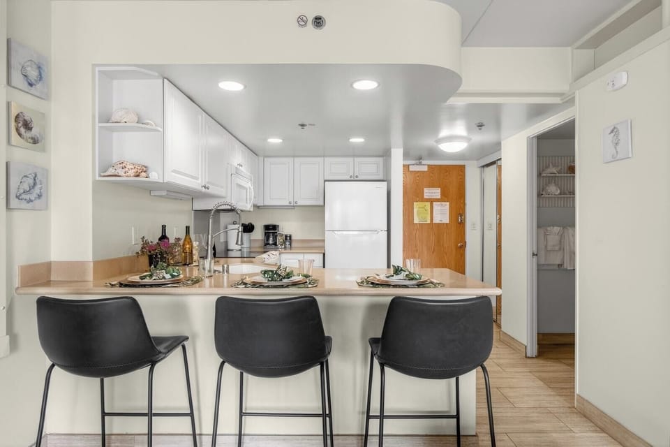 Contemporary kitchen with breakfast bar seating, ideal for casual dining and entertaining.