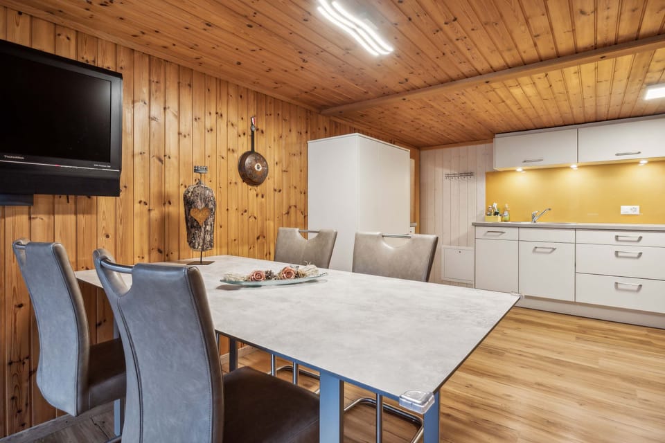 Spacious dining area connecting the kitchen and living room, ideal for shared meals and relaxing evenings.
