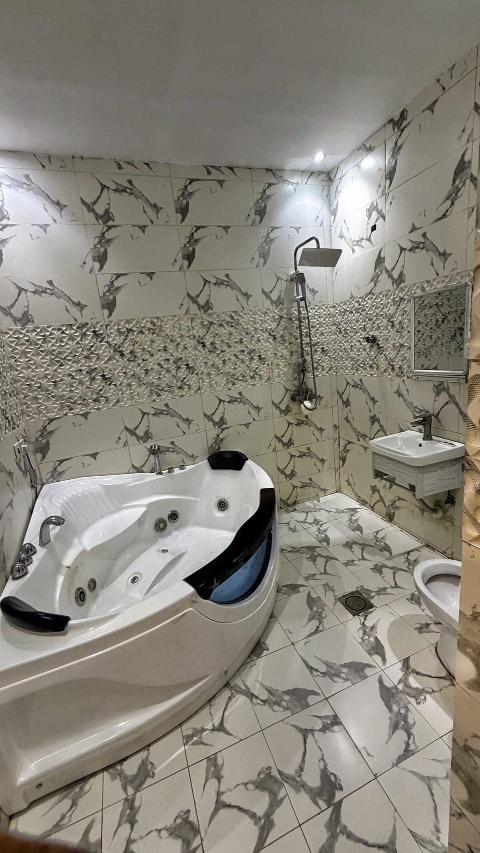 Luxury Suite, Executive Level | Bathroom | Free toiletries, hair dryer (on request), slippers, towels