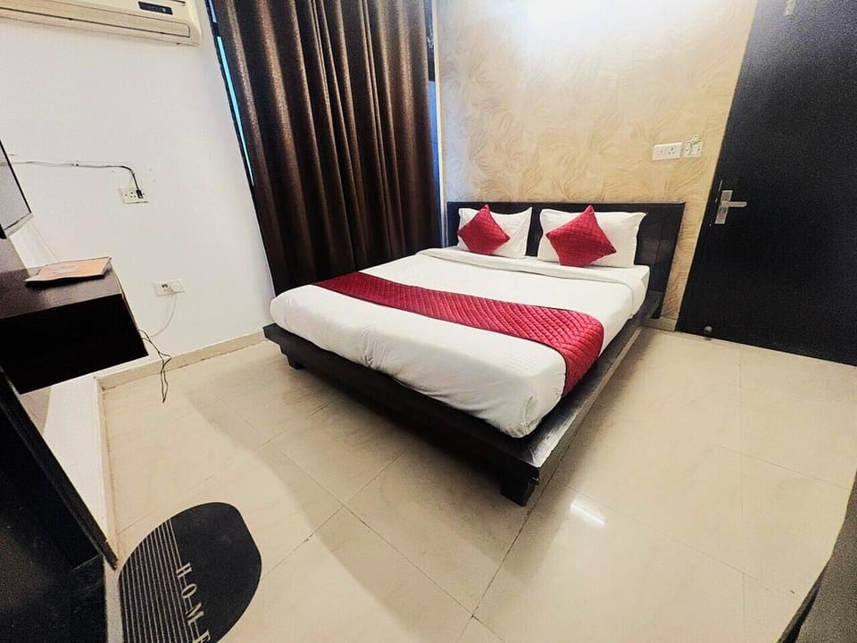 Classic Double Room, City View | Desk, WiFi (free)