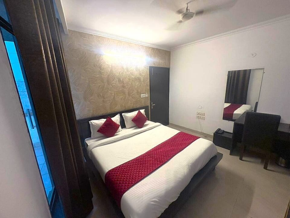 Classic Double Room, City View | Desk, WiFi (free)