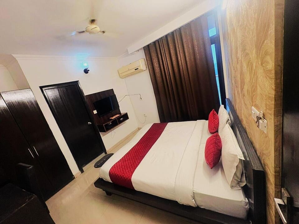 Classic Double Room, City View | Desk, WiFi (free)