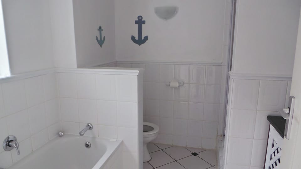 Separate tub and shower, towels